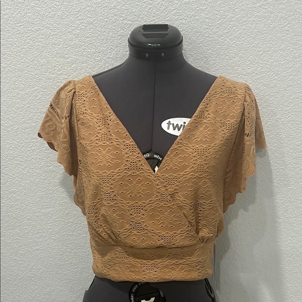 🔥 SOLD 🔥 Cute Short Stylish Blouse